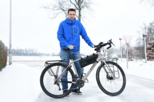 Nick Steemans fietsreis Iran in de sneeuw // __ photograph owned by __ Rocket Copywriting //