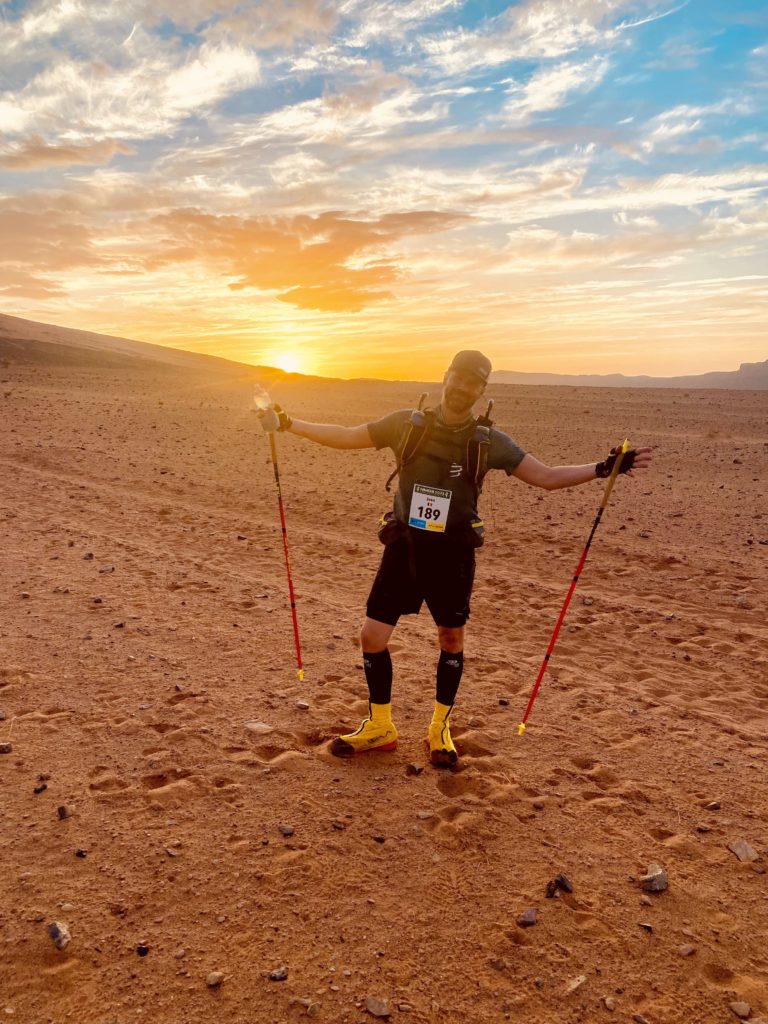 Een blije Sven Dekoster tijdens Marathon Des Sables (MDS 2023) in Fuerteventura (3) // __ Rocket Copywriting //